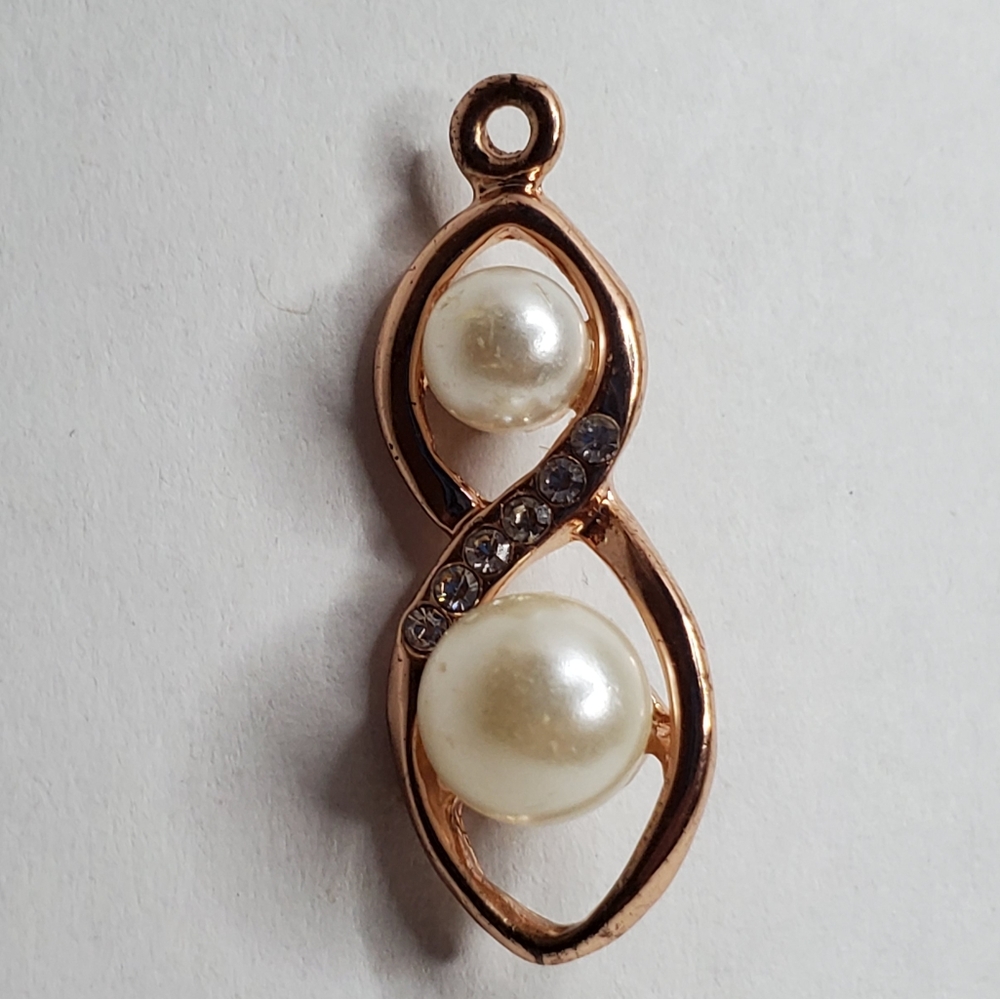 Beautiful pearl gold crystal pendant
